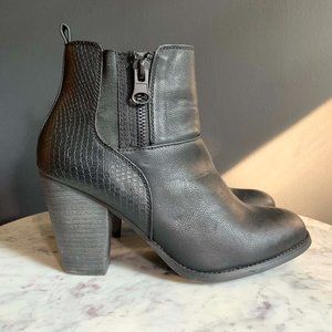 Aldo Black Leather Snakeskin Zip Booties // 10